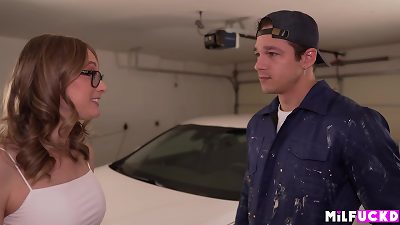 milf trades assfuck sex for car repairs