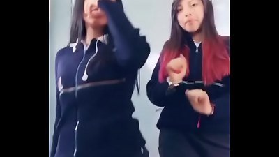 Colegio Bicentenario Colegialas bailando