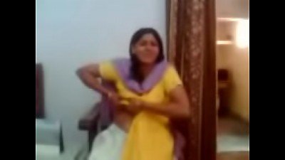 Indian aunty demonstrating her big baps - Allvideosx.com