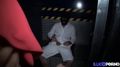 Julie et C&eacute;line se font d&eacute;foncer en gangbang