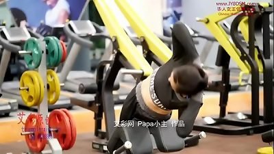 æ¼‚äº®çš„ä¸­å›½å¥èº«æ¨¡ç‰¹è¶³è™ç‹—å¥´ Pretty chinese lady penalize a slave with her soles