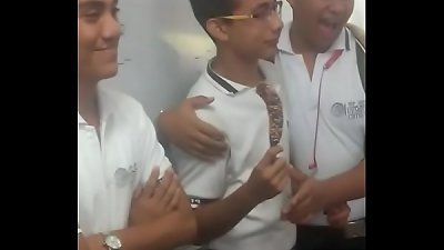 Chico de Bachillerato come el pito de su amigo negro