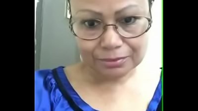 Vieja dominicana de 59 se le marca la fuckbox toto grande