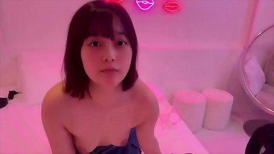 I'll demonstrate you how a woman university college girl masturbates. She drains in such a abnormal way...