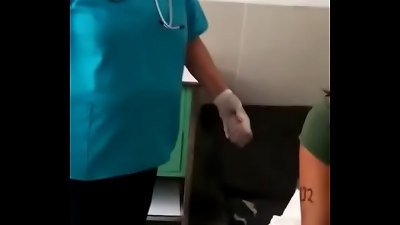 Presa no aeroporto com buceta cheia